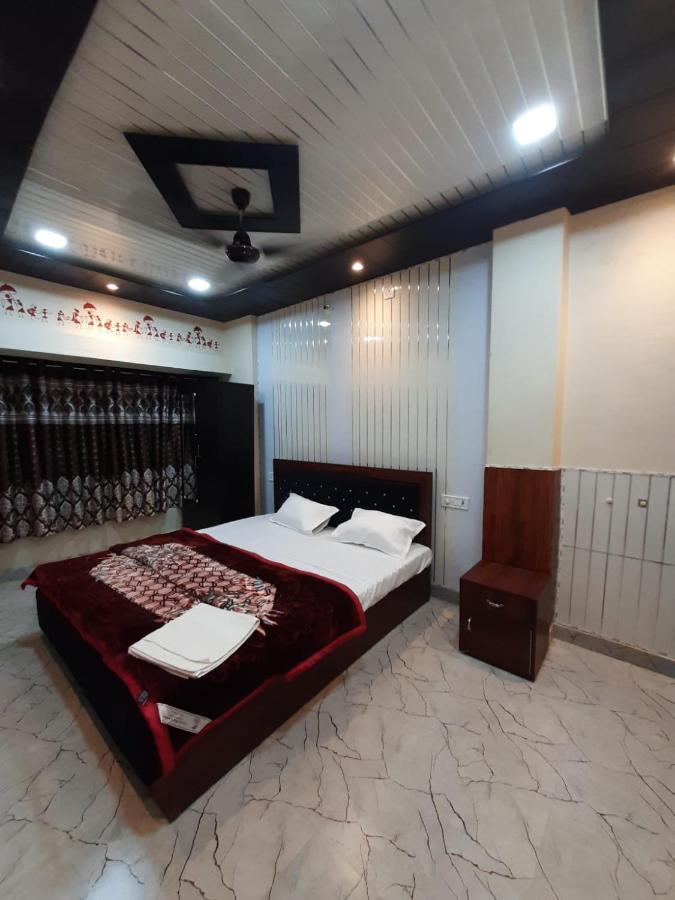 Raghuvanshi Paying * Varanasi